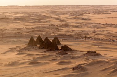 Sudan, Karima kasabası yakınlarındaki Barkal piramitlerinin hava görüntüsü.