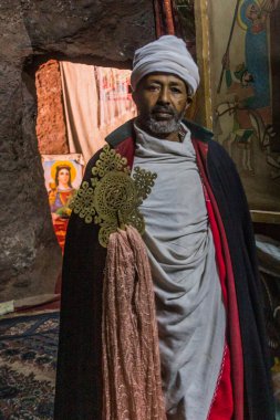 LALIBELA, ETHIOPIA - 29 Mart 2019: Lalibela, Etiyopya 'daki kaya kesimli bir kilisede rahip