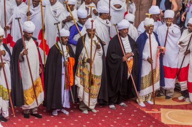 LALIBELA, ETHIOPIA - 29 Mart 2019: Bet Maryam 'in önündeki Hristiyan rahipler, Etiyopya' nın Lalibela kentindeki kaya kesimli kilise