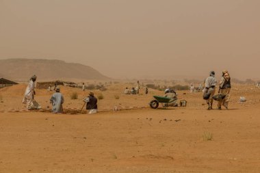 River NILE Eyaleti, Sudan - 5 Mart 2019: Sudan 'daki Musawarat es-Sufra (Musawarat Al-Sufra) kazılarında çalışan işçiler