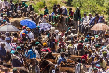 LALIBELA, ETHIOPIA - 30 Mart 2019: Kalabalık Lalibela, Etiyopya 'daki Cumartesi pazarında toplandı