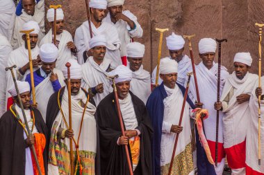 LALIBELA, ETHIOPIA - 29 Mart 2019: Bet Maryam 'in önündeki Hristiyan rahipler, Etiyopya' nın Lalibela kentindeki kaya kesimli kilise