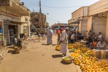 ATBARA, Sudan - 4 Mart 2019: Sudan, Atbara 'da bir caddede meyve tezgahı