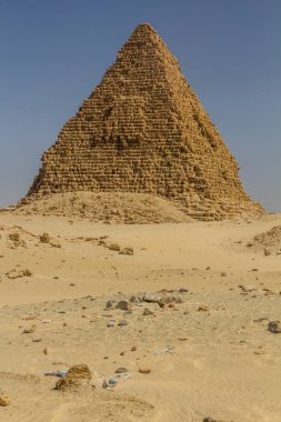 Sudan, Karima yakınlarındaki Niru 'da bir piramidin görüntüsü