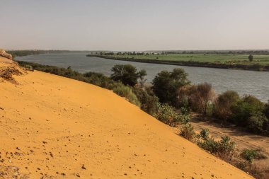 Eski Dongola yakınlarındaki Nil nehri manzarası terk edilmiş bir kasaba, Sudan.