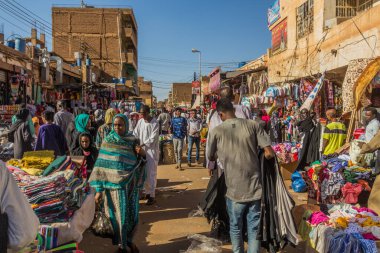 OMDURMAN, SUDAN - 8 Mart 2019: Omdurman, Sudan 'daki Souq (Pazar)' da kalabalık