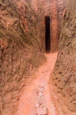 Lalibela, Etiyopya 'daki taş yontulmuş kiliseler arasındaki dar geçit.