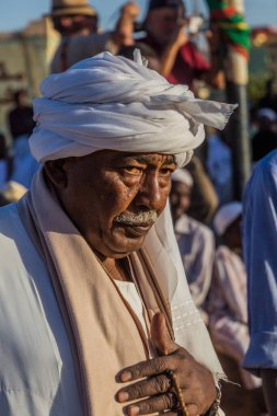 OMDURMAN, SUDAN - 8 Mart 2019: Sufi Dönen Derviş Omdurman, Sudan 'daki Hamed al Nil mezarlığında düzenlenen dini tören sırasında