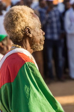 OMDURMAN, SUDAN - 8 Mart 2019: Sufi Dönen Derviş Omdurman, Sudan 'daki Hamed al Nil mezarlığında düzenlenen dini tören sırasında