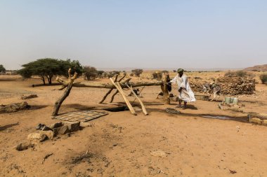 Nehir Nil Eyaleti, Sudan - 5 Mart 2019 Sudan 'ın kuru bir bölgesindeki kuyu manzarası.