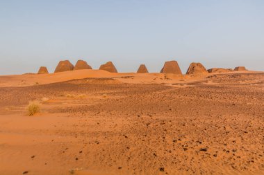 Harap olmuş Meroe piramitlerinin görüntüsü, Sudan
