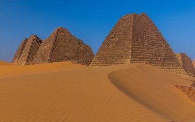 Sahra Çölü, Sudan 'daki Meroe piramitleri