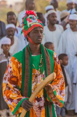 OMDURMAN, SUDAN - 8 Mart 2019: Sufi Dönen Derviş Omdurman, Sudan 'daki Hamed al Nil mezarlığında düzenlenen dini tören sırasında