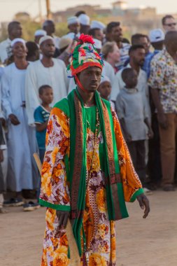 OMDURMAN, SUDAN - 8 Mart 2019: Sufi Dönen Derviş Omdurman, Sudan 'daki Hamed al Nil mezarlığında düzenlenen dini tören sırasında