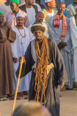 OMDURMAN, SUDAN - 8 Mart 2019: Sufi Dönen Derviş Omdurman, Sudan 'daki Hamed al Nil mezarlığında düzenlenen dini tören sırasında