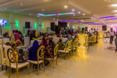 KHARTOUM, Sudan - 8 Mart 2019: Sudan 'ın başkenti Hartum' da bir salonda düğün konukları