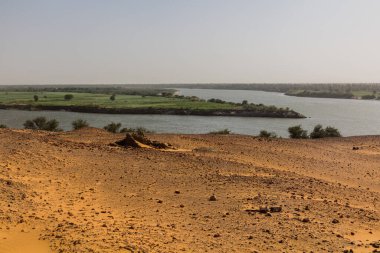 Eski Dongola yakınlarındaki Nil nehri manzarası terk edilmiş bir kasaba, Sudan.