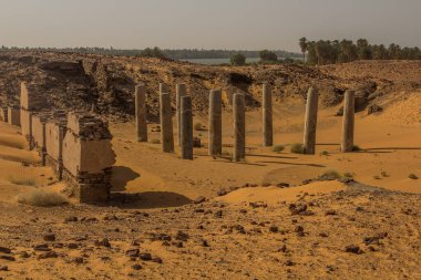 Eski Dongola 'daki Granit Sütunlar Kilisesi terk edilmiş Sudan kasabası.