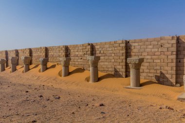 Eski Dongola 'daki sütunların kalıntıları Sudan' da terk edilmiş.