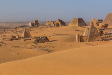 Sudan 'daki Meroe piramitlerinin görüntüsü