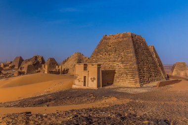 Sudan 'daki Meroe piramitlerinin görüntüsü