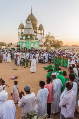 OMDURMAN, SUDAN - 8 Mart 2019: İnsanlar Sufi Dönen Dervişleri Omdurman, Sudan 'daki Hamed al Nil mezarlığında düzenlenen geleneksel Cuma ayini sırasında gözlemlediler