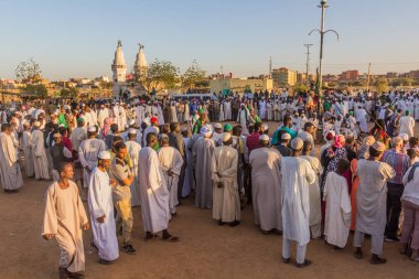 OMDURMAN, SUDAN - 8 Mart 2019: İnsanlar Sudan, Omdurman 'daki Hamed al Nil mezarlığında düzenlenen dini tören sırasında Sufi Dönen Dervişler' i izliyor