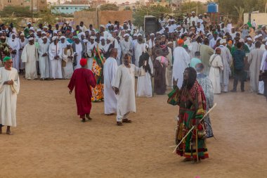 OMDURMAN, SUDAN - 8 Mart 2019: İnsanlar Sufi Dönen Dervişleri Omdurman, Sudan 'daki Hamed al Nil mezarlığında düzenlenen geleneksel Cuma ayini sırasında gözlemlediler