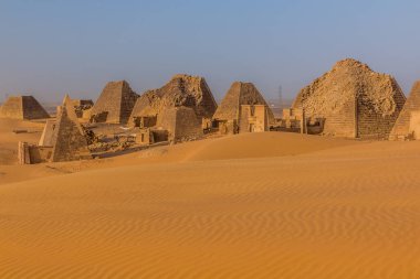 Sudan 'daki Meroe piramitlerinin görüntüsü