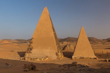 Sahra Çölü, Sudan 'daki Meroe piramitleri
