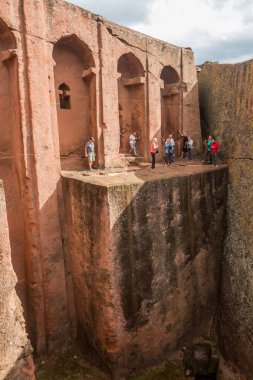 LALIBELA, ETHIOPIA - 29 Mart 2019: Lalibela, Etiyopya 'da Cebrail ve Raphael Evi' ni ziyaret eden turist grubu