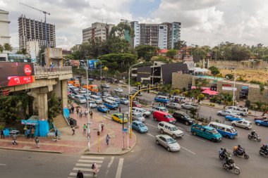 ADDIS ABABA, ETHIOPIA - 4 Nisan 2019: Etiyopya 'nın Addis Ababa kentindeki Kızıl Terör Şehitleri Anma Müzesi önünde trafik