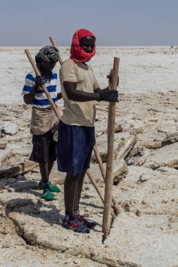 DANAKİL, ETHIOPIA - 24 Mart 2019: Danakil depresyonundaki Afar kabilesi tuz madencileri, Etiyopya.