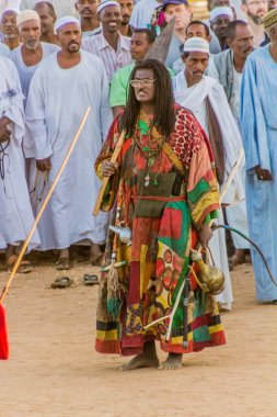 OMDURMAN, SUDAN - 8 Mart 2019: Sufi Dönen Derviş Cuma günü Omdurman, Sudan 'daki Hamed al Nil mezarlığında düzenlenen geleneksel dini tören sırasında