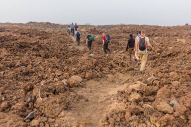 AFAR, ETHIOPIA - 26 Mart 2019: Etiyopya 'daki Etiyopya krizinde Erta Ale yanardağında yürüyen turistler