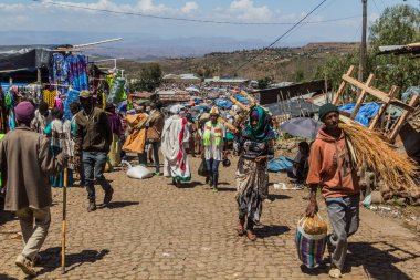 LALIBELA, ETHIOPIA - 30 Mart 2019: Lalibela, Etiyopya 'daki Cumartesi pazarında kalabalık