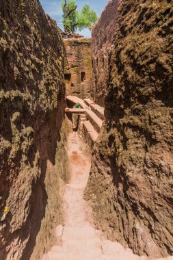 Lalibela, Etiyopya 'daki kaya kesimli kiliseler arasındaki dar geçit.