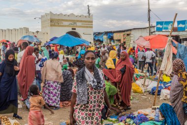 HARAR, ETHIOPIA - 8 Nisan 2019: Harar, Etiyopya 'daki Shoa Gate' deki sokak pazarı