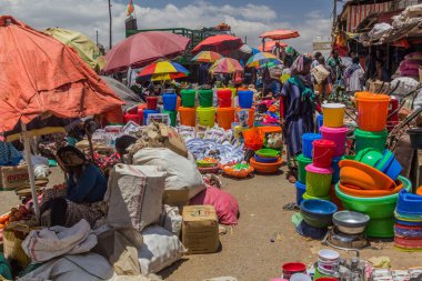 HARAR, ETHIOPIA - 8 Nisan 2019: Harar, Etiyopya 'daki sokak pazarı