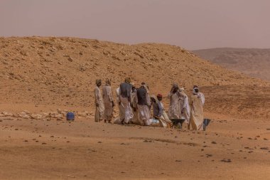 River NILE Eyaleti, Sudan - 5 Mart 2019: Sudan 'daki Musawarat es-Sufra (Musawarat Al-Sufra) kazılarında çalışan işçiler