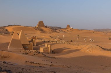 Meroe Piramitleri ve Sudan yakınlarındaki develerde yaşayanlar