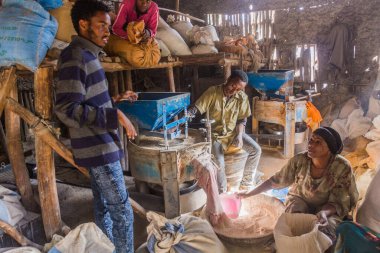 LALIBELA, ETHIOPIA - 29 Mart 2019: Etiyopya 'nın Lalibela köyündeki bir un değirmeninin içi