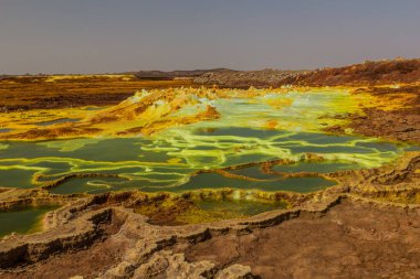 Dallol volkanik alanının renkli sülfürik gölleri, Danakil depresyonu, Etiyopya