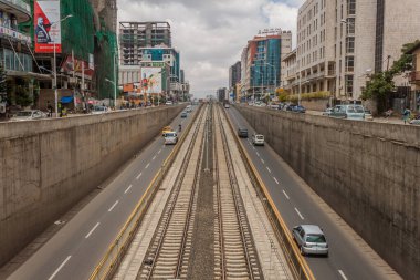 ADDIS ABABA, ETHIOPIA - 6 Nisan 2019: Etiyopya 'da Addis Ababa, Etiyopya' daki Ekvator Ginesi Caddesi 'ndeki Işık Demiryolu Manzarası