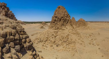 Sudan, Karima kasabası yakınlarındaki çöldeki harap Nuri piramitlerinin manzarası