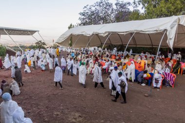 LALIBELA, ETHIOPIA - 31 Mart 2019: Bet Medhane Alem 'deki Pazar ayini sırasında ibadet grubu, Etiyopya, Lalibela' daki kaya yontulmuş kilise