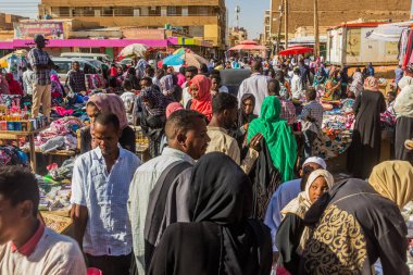 OMDURMAN, SUDAN - 8 Mart 2019: Omdurman, Sudan 'daki Souq (Pazar)' da kalabalık