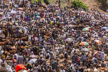 LALIBELA, ETHIOPIA - 30 Mart 2019: Kalabalık Lalibela, Etiyopya 'daki Cumartesi pazarında toplandı