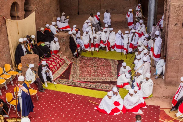 Lalibela Etiopia Marca 2019 Kapłani Chrześcijańscy Przed Bet Maryam Kościół — Zdjęcie stockowe