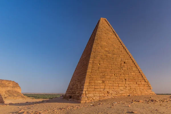スーダンのカリマ近郊のバルカルピラミッドの一つ — ストック写真